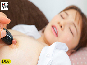 カメラ目線でチクニーする女子の顔面と勃起乳首を堪能するビデオ　サンプル画像07